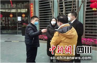 常平(左一)在锦江区某小区做物业防疫指导。钟欣 摄 常平(左一)在锦江区某小区做物业防疫指导。钟欣 摄